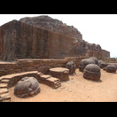 Der Stumpf der monolithischen Stupa auf dem Bojjannakonda-Hügel